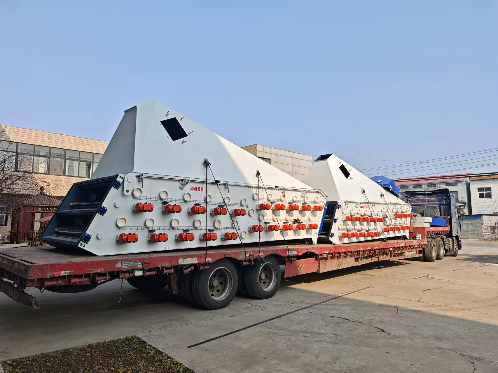 灯塔宏峰建材｜2480 型三层高频筛（机制砂筛分）
